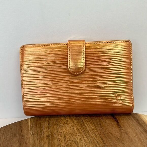 LOUIS VUITTON Rose Gold Epi Kisslock Wallet - Picture 1 of 16